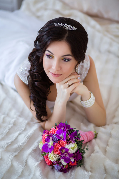 Невеста на кровати и смотрит в сторону
 - Фото, изображение