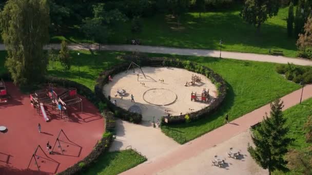Gyönyörű játszótér Old Garden Radom Aerial View Lengyelország. Kiváló minőségű 4k felvételek - Felvétel, videó