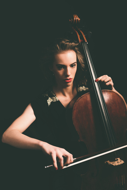 チェロを演奏若い女性 - 写真・画像