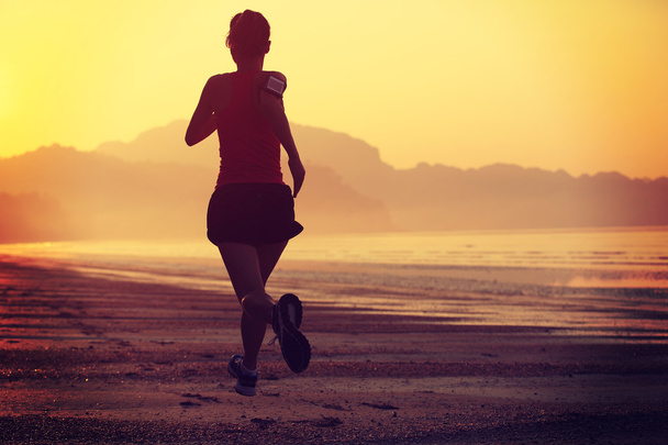 Feminino correndo silhueta na praia
 - Foto, Imagem