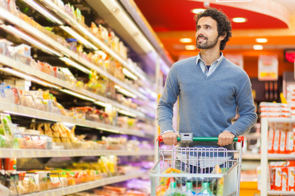 Man shopping in supermarket - Foto, Imagem