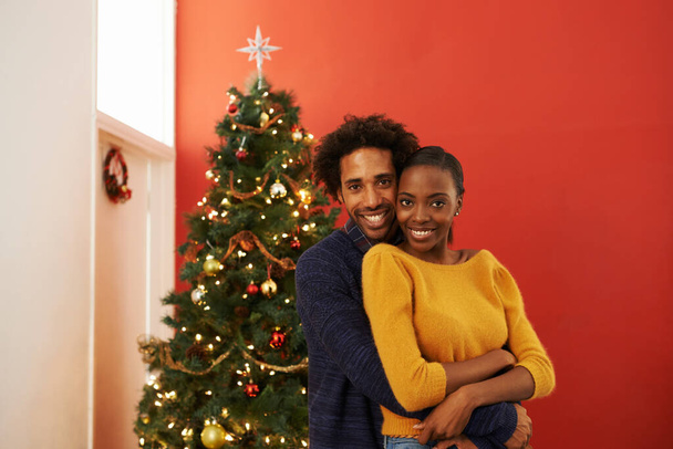 Pár, portrét a vánoční oslavy na stromě nebo slavnostní sezónu dekorace nebo sblížení, dovolená nebo manželství. Muž, žena a úsměv v obývacím pokoji pro relaxační dovolenou v Americe, dávat nebo světla. - Fotografie, Obrázek