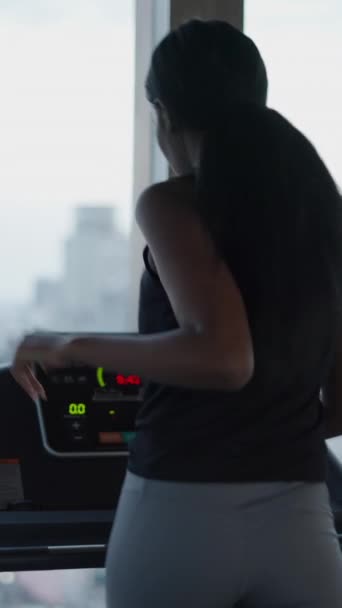 背景にバンコクの街とコンドミニアムで屋上ジムで走っている黒人女性のミドルショット - ライフスタイルコンセプト FHD垂直ビデオ - 映像、動画