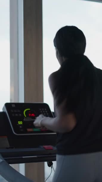 Fit schwarze Frau läuft auf einem Laufband mit Bangkok Skyline auf dem Hintergrund - Lifestyle-Konzept - FHD Vertikales Video - Filmmaterial, Video