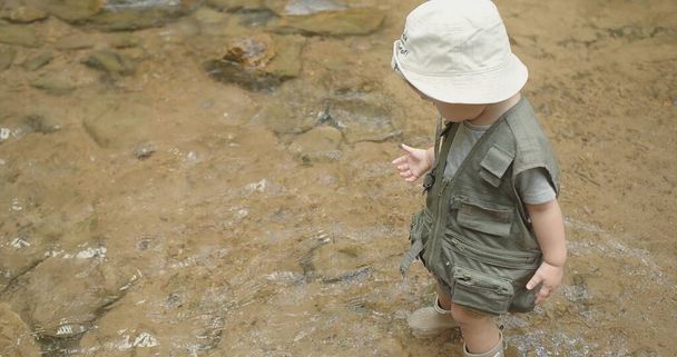 χαριτωμένο μικρό ασιατικό κοριτσάκι κοριτσάκι στέκεται παίζοντας βουνό νερό του ποταμού φύση στο δάσος φυσικό υπόβαθρο, περιπέτεια κάμπινγκ ταξίδι - Φωτογραφία, εικόνα