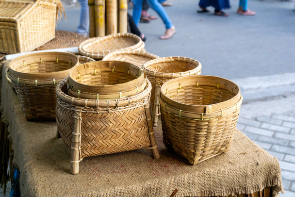 rattanból és bambuszból készült fonott kosarak. Helyi kézműves piac Banda Acehben, Indonéziában - Fotó, kép