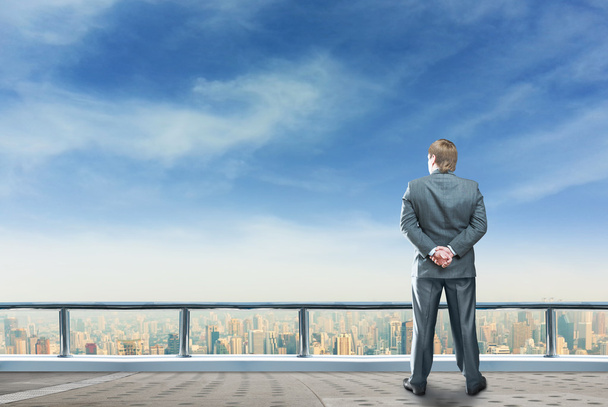Επιχειρηματίας στην κορυφή του ουρανοξύστη - Φωτογραφία, εικόνα