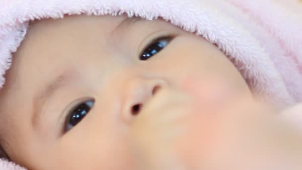 Ευτυχισμένο μωρό χαμογελάει σε κάμερα - Πλάνα, βίντεο