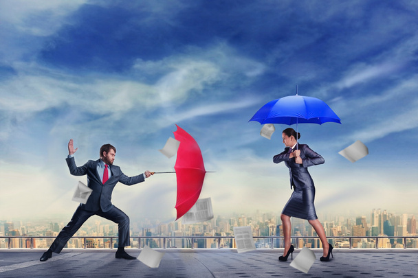 Les hommes d'affaires se battent avec des parapluies
 - Photo, image