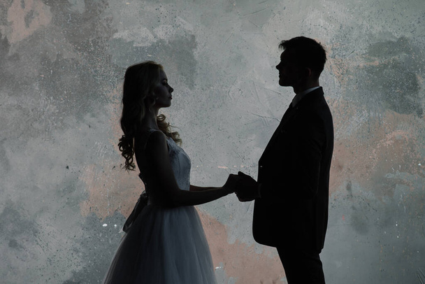 Art fashion studio foto di matrimonio coppia silhouette sposo e sposa su sfondo colori. Arte Stile di nozze. - Foto, immagini
