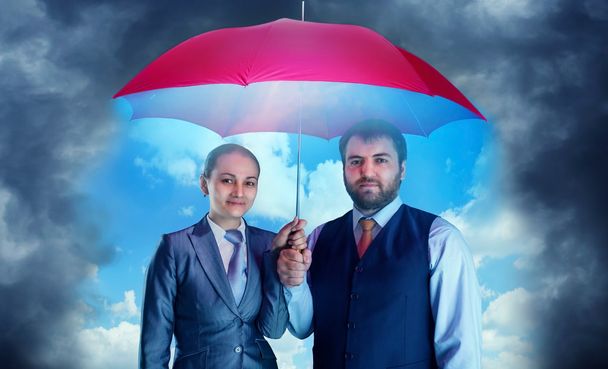 Couple d'affaires sous parapluie
 - Photo, image