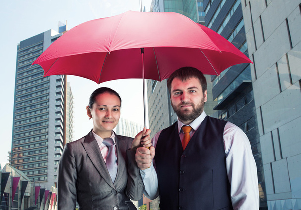 Equipo de negocios bajo paraguas
 - Foto, Imagen