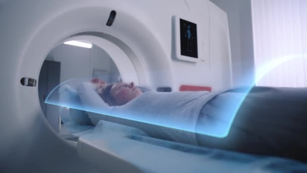 La mujer se somete a resonancia magnética o tomografía computarizada de diagnóstico, se encuentra en la cama se mueve dentro de la máquina. Animación VFX de escanear el cerebro y el cuerpo del paciente femenino. Equipo de realidad aumentada Sci-Fi en laboratorio médico moderno. - Imágenes, Vídeo