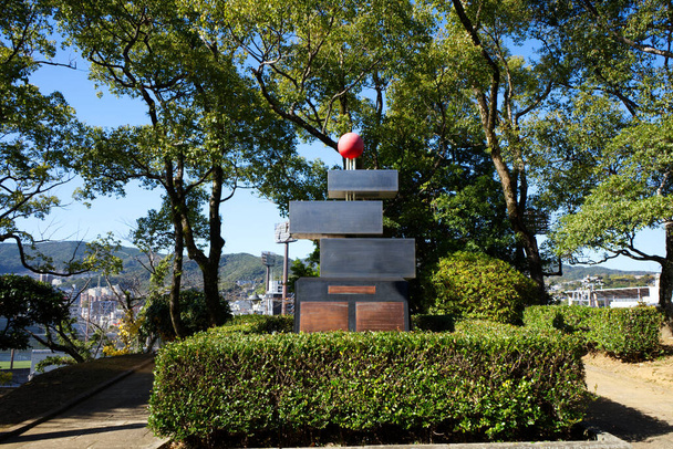 Nagasaki, Japonia - 8 grudnia 2023: Triumf Pokoju nad posągiem wojennym ofiarowanym przez miasto San isidro w Argentynie. Posąg umieszczony w strefie symboli pokoju Nagasiki pomnik pokoju - Zdjęcie, obraz