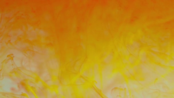 Apariciones rápidas y estroboscópicas y desapariciones de manchas amarillas contra un llamativo telón de fondo rojo, creando un efecto visual cautivador. - Metraje, vídeo
