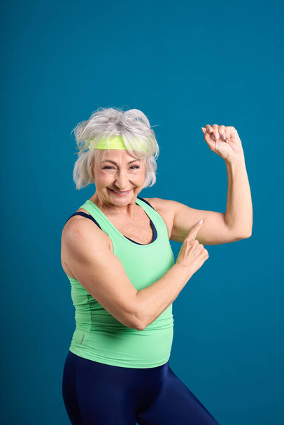 Energická starší dáma těší její cvičení - Fotografie, Obrázek