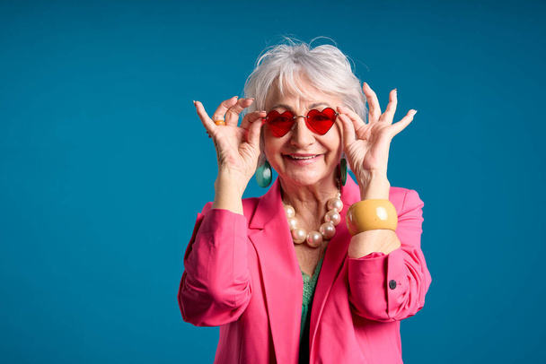 Mulher Senior na moda com óculos de sol em forma de coração - Foto, Imagem