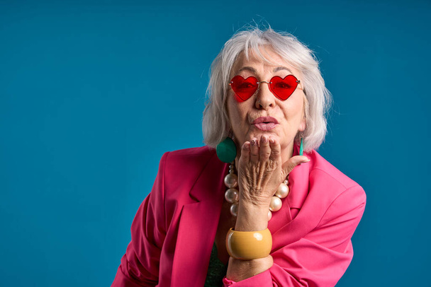 Senior Lady com óculos de sol em forma de coração enviando um beijo - Foto, Imagem