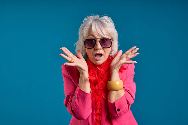 Senhora Senior Surpreendida em Óculos de Sol Elegantes e Pena Boa - Foto, Imagem