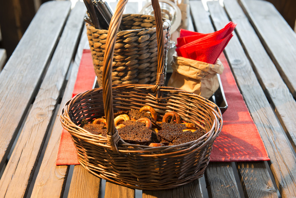 basket with bread and drying on the kitchen table - Foto, Bild