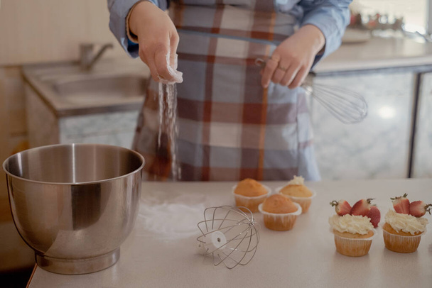Жіночий шеф-кухар готує тісто, посипаючи борошно, демонструючи домашню випічку. Досліджуйте чарівність дрібної, екологічно чистої випічки без глютену та без цукру, сприяючи здоровому харчуванню. - Фото, зображення