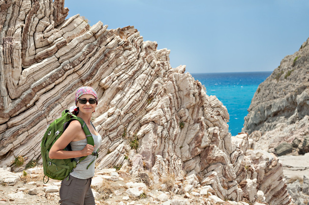  Felnőtt barna nő túrázáshoz és hátizsákkal gyönyörű sziklás - Fotó, kép