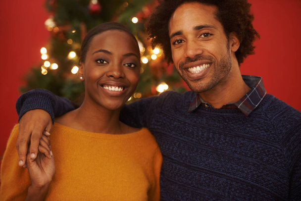 Kerstmis, boom en portret van zwart echtpaar met liefde in huis op vakantie of knuffel op vakantie met geluk. Feestelijk, evenement en mensen omarmen met zorg en steun of opgewonden om samen te vieren. - Foto, afbeelding