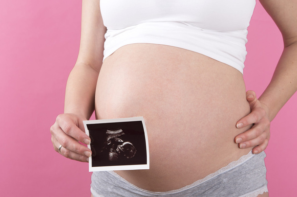 Zbliżenie kobiety w ciąży z USG obraz w niej ha - Zdjęcie, obraz