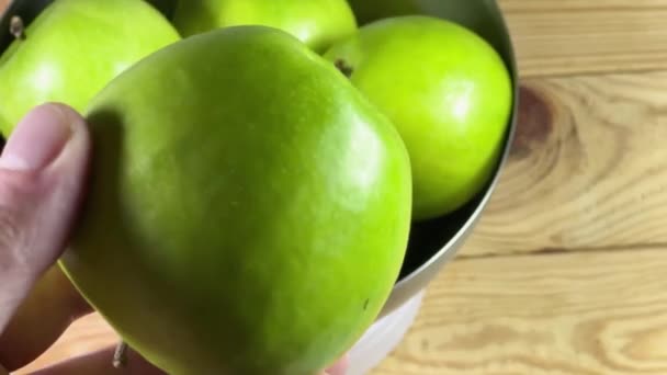 Zöld alma fémtálban és egy alma a kézben - Felvétel, videó