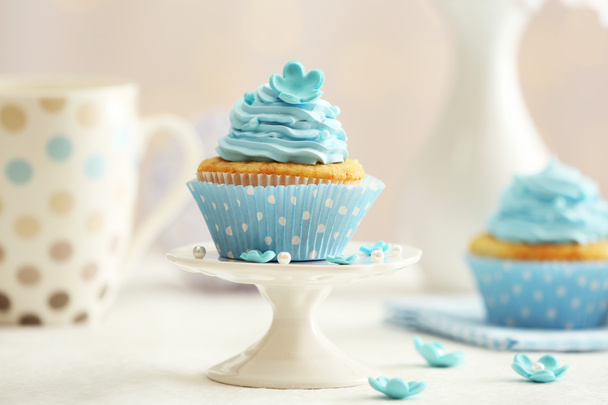 Delicious cupcakes on table on light background - Foto, Imagem