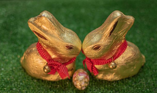Feestelijke Pasen stilleven met chocolade konijnen - Foto, afbeelding