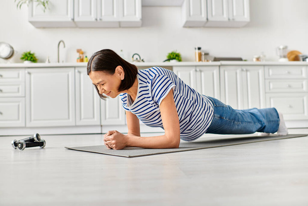 Žena v útulném domácím oblečení ležící na podlaze s notebookem. - Fotografie, Obrázek