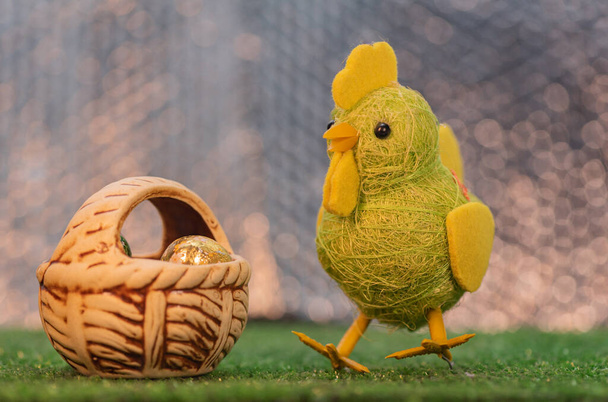 Праздничный пасхальный натюрморт с шоколадными яйцами и курицей - Фото, изображение