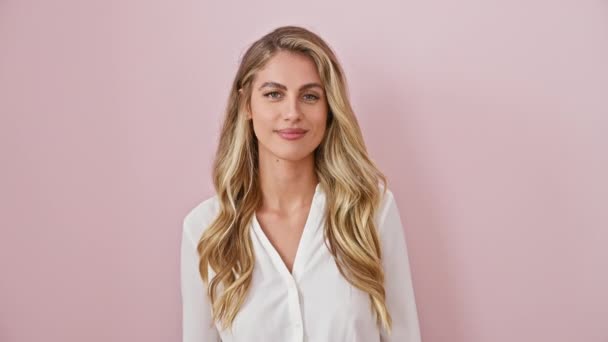 Angstige jonge blonde vrouw, het dragen van shirt en het controleren van horloge tijd over geïsoleerde roze achtergrond, zorgen van te laat op het werk vergadering - Video