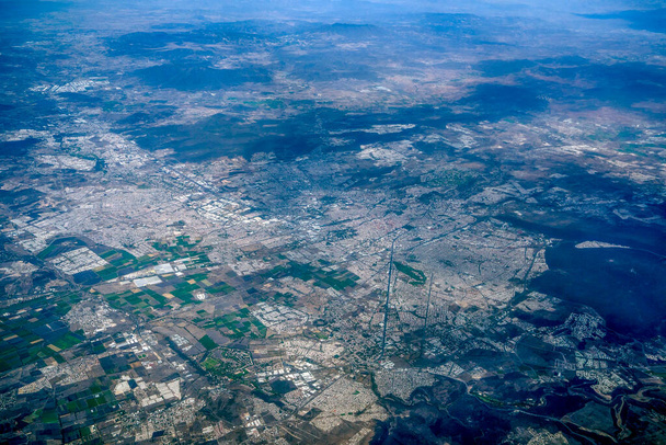 Een luchtfoto van Santiago de Queretaro, een stad in centraal Mexico. Panorama vanuit vliegtuig - Foto, afbeelding
