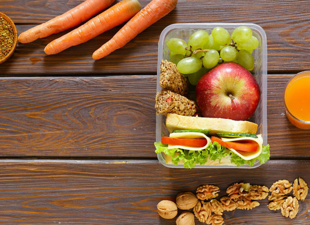 boîte à lunch avec fruits frais et sandwich - Photo, image