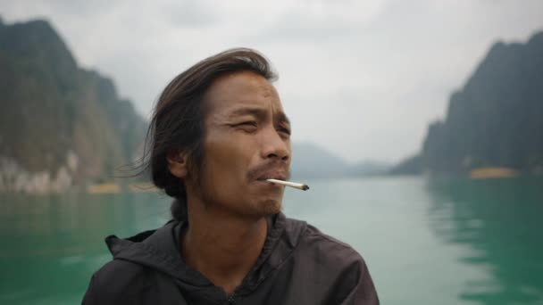 Ασιάτης σε λίμνη με τσιγάρο - Horizontal 4K Video - Πλάνα, βίντεο