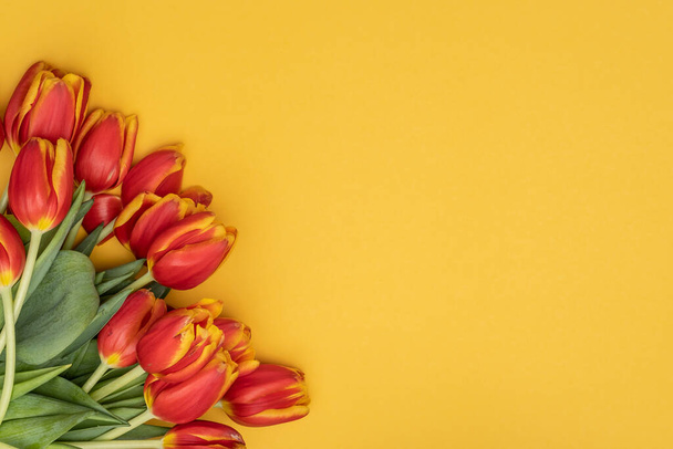 Ramo de hermosos tulipanes sobre un fondo amarillo. - Foto, Imagen