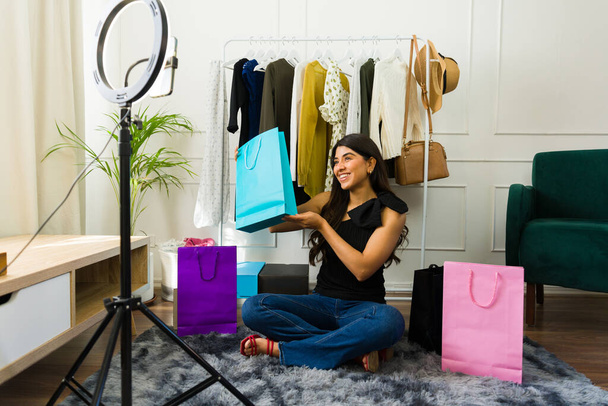 Nadšená mladá žena sdílí své nejnovější nákupy na video blog nastavení doma - Fotografie, Obrázek