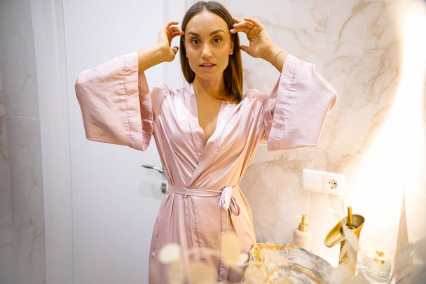 Гламурні моменти: стильна леді в елегантній ванній кімнаті - Фото, зображення