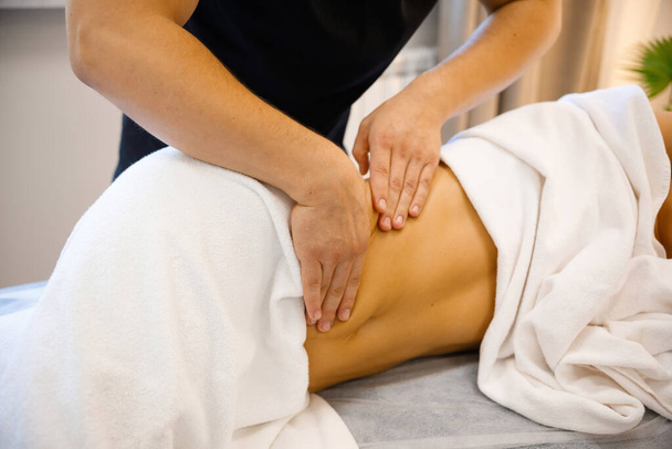 Wellness Journey: Massagem de estômago suave - Foto, Imagem