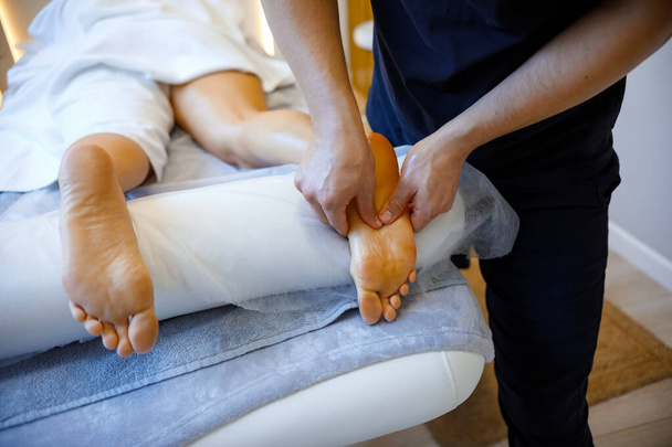 Cuidados suaves: Terapia de massagem nas pernas e pés - Foto, Imagem