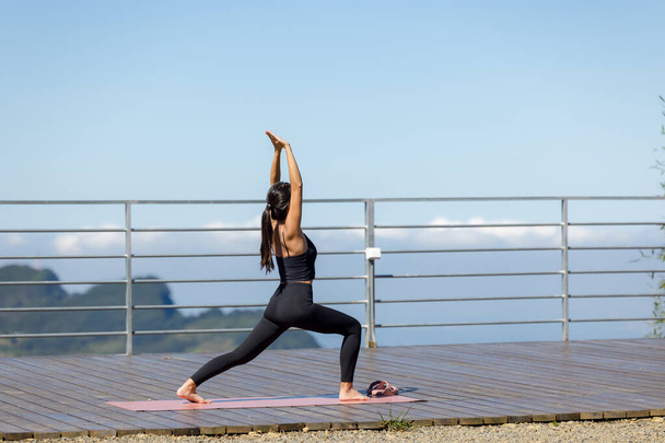 Sportovní žena dělá jógu s horami  - Fotografie, Obrázek