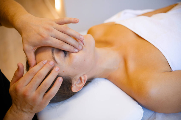 Día de spa dichoso: Experiencia de masaje facial suave - Foto, imagen