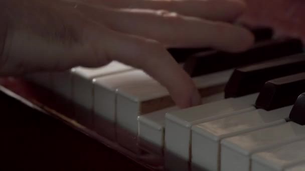 Крупним планом руки молодого піаніста вчаться грати на піаніно. Рука на клавішах піаніно. Концепція музики та хобі - Кадри, відео
