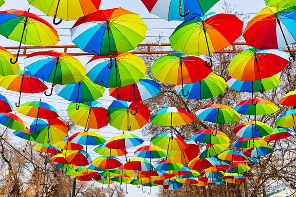 guarda-chuvas coloridos arco-íris suspensos sobre a área pedonal - Foto, Imagem