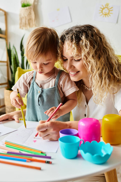 Una madre e sua figlia minore si impegnano nell'apprendimento Montessori a un tavolo pieno di materiali educativi colorati.. - Foto, immagini