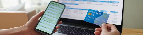 Webový banner osoby platící účty za služby prostřednictvím bankovní mobilní aplikace - Fotografie, Obrázek