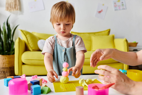 madre e hija pequeña interactúan con los juguetes Montessori, fomentando la creatividad y el aprendizaje en el hogar. - Foto, imagen
