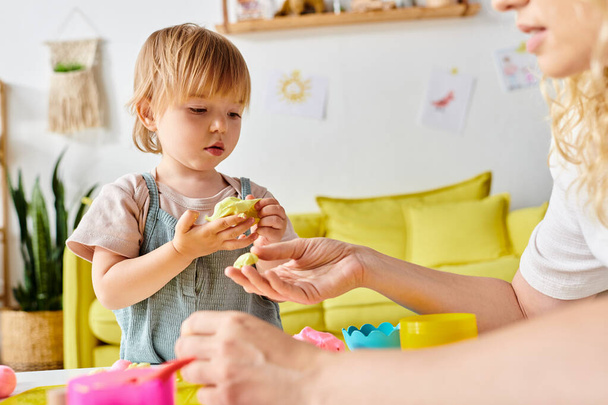 Matka z kręconymi włosami i jej córeczka zajmują się zabawnymi zajęciami z zabawkami Montessori w domu. - Zdjęcie, obraz